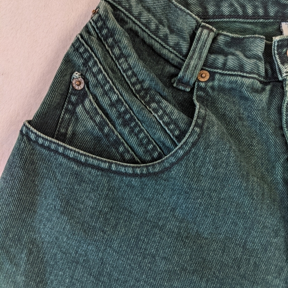 Vintage 90s Green High Rise Bermuda Mom Shorts - Picture 4 of 10